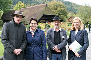 Die Landtagsabgeordnete Marion Gentges informierte sich am 6. Oktober im Schwarzwälder Freilichtmuseum Vogtsbauernhof in Gutach über die Situation der Freilichtmuseen in Baden-Württemberg. (v.l.n.r.: Michael Happe, Sprecher der Arbeitsgemeinschaft der regionalen ländlichen Freilichtmuseen Baden-Württemberg und Leiter des Hohenloher Freilandmuseum Wackershofen, Marion Gentges, Thomas Hafen, wissenschaftlicher Leiter des Schwarzwälder Freilichtmuseums Vogtsbauernhof, Margit Langer, AG-Geschäftsstellenleiterin und Geschäftsführerin des Schwarzwälder Freilichtmuseums Vogtsbauernhof 
