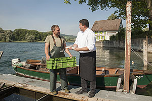 Felchen direkt vom Fischer. Jedes Jahr im Herbst werden am Untersee die Felchen- und Fischwochen gefeiert. Das Hotel Gasthaus Hirschen bezieht seine Felchen direkt vom Fischer, man kann sie im 4-Gang-Feinschmeckermenü des Hotels genießen. Foto: Hotel Gasthaus Hirschen