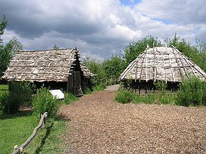 Rekonstruierte Wohnhütten im Federseemuseum Bad Buchau