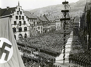 Feier zum 1. Mai 1939 auf dem Freiburger Münsterplatz, 1939. © Stadtarchiv Freiburg, Aus der Ausstellung "Nationalsozialismus in Freiburg"