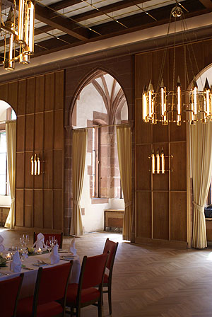 Schloss Heidelberg, festlich eingedeckte Tafel im Königssaal