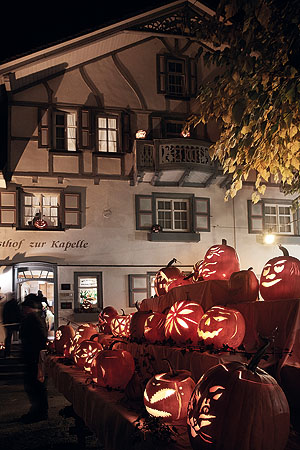 Unzählige Kürbise beleuchten ein Weindorf