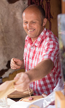 Direkter Kontakt zu den Erzeugern ist immer möglich – hier zu Benno Kaiser vom Ziegenhof Menzenschwand, dessen Geißen die Landschaft im Menzenschwander Albtal offenhalten und deren Fleisch schmackhafte Wurst liefert (© Sebastian Schröder-Esch/Naturpark Südschwarzwald).