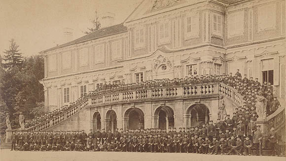 Soldaten zum Gruppenbild vor dem Schloss Favorite aufgebaut. Foto: Wehrgeschichtliches Museum/SSG 