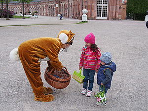 Osterhoppeln im Schwetzinger Schlossgarten: Der Osterhase verstekt die Eier. Foto: ssg