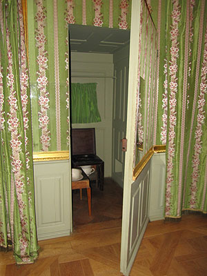 Retirade im Appartement der Kurfürstin mit Leibstuhl und Bidet