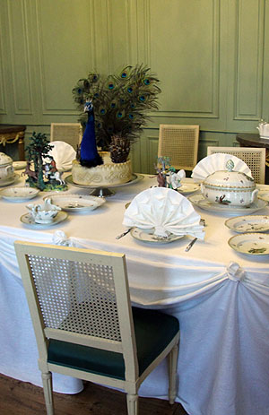 Speisezimmer in Schloss Schwetzingen, auf dem Tisch das Schaugericht der Pfauenpastete
