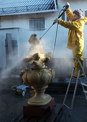 Reinigung der Vasen und Neuanfertigung des zerstörten Stücks. 