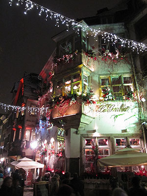 Weinachtliches Haus in der Innenstadt