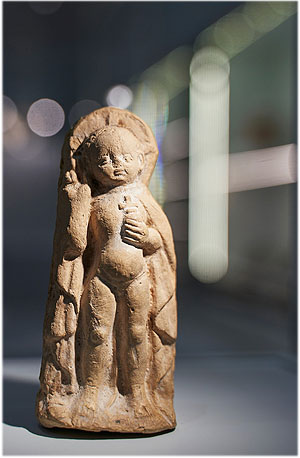 Tönernes Christuskind um 1500, Fund aus der Augustinerlatrine