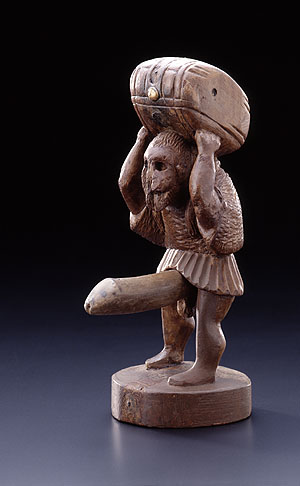 Römische Statuette eines Stoffballenträgers mit priapischer Funktion. Rainau-Buch, 2./3. Jh. n. Chr. Höhe: 23,50 cm. Foto: Landesmuseum Württemberg /P. Frankenstein, H. Zwietasch