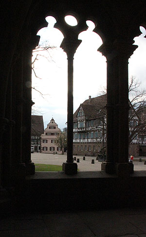 Maulbronn, Blick aus dem Paradies in den Klosterhof