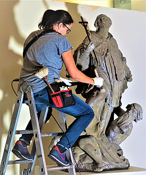 Restauratoren bei der Arbeit an einer Steinskultur oder an Museumsobjekten aus Metall. Fotos: Museum für Franken