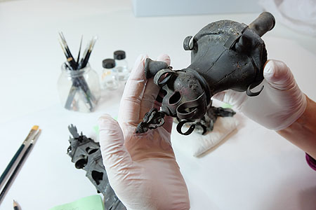 Restauratoren bei der Arbeit an einer Steinskultur oder an Museumsobjekten aus Metall. Fotos: Museum für Franken