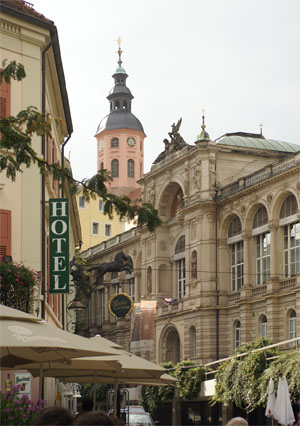 Baden-Baden: Friedrichsbad mit Turm der Stiftskirche