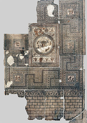 Augusta Raurica: Das grosse Gladiatorenmosaik (6.55 x 9.80 m). Es war 1961 in einer herrschaftlichen Villa gefunden worden. Fotomontage: Ursi Schild. © Augusta Raurica