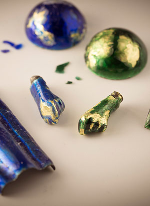 Die Abplatzungen an den hier gezeigten Modellobjekten wurden zu Testzwecken mit dem Konservierungsmaterial gefestigt und untersucht. © Fraunhofer ISC