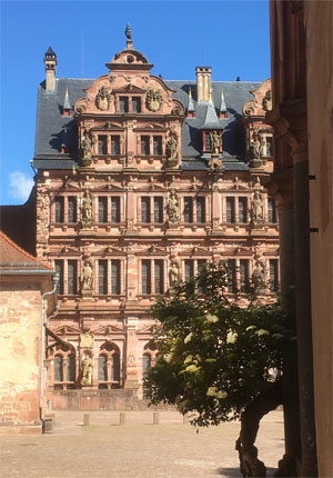 Schloss Heidelberg: Friedrichsbau (1602 - 1607) im Licht der Vormittagssonne