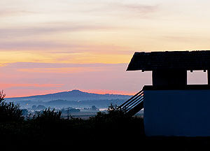 Blick von der Heuneburg auf den Bussen, den „heiligen Berg Oberschwabens“. Im Vordergrund befindet sich die rekonstruierte Mauer der Heuneburg