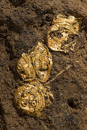 Goldschmuck der Dame von Kirchheim in Fundlage, Quelle: Yvonne Mühleis/LAD