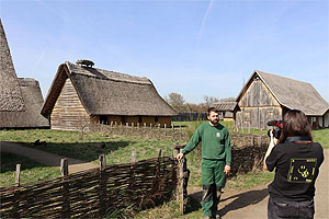 Claus Kropp führt durchs Freilichtlabor. Foto: VSG