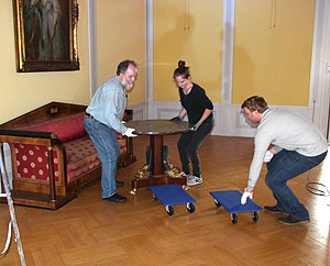 Im Bild nicht zu unterscheiden: Ausräumen oder Einräumen.