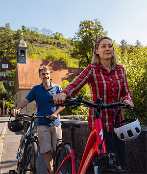 Raftouristen auf einer Brücke über die Tauber