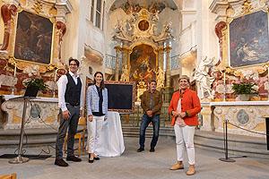 Ministerin Razavi steht in der Schlosskirche auf der Insel Mainau; von rechts: Nicole Razavi MdL (Ministerin für Landesentwicklung und Wohnen), Prof. Dr. Claus Wolf (Präsident Landesamt für Denkmalpflege), Björn Graf Bernadotte af Wisborg, Bettina Gräfin Bernadotte af Wisborg 