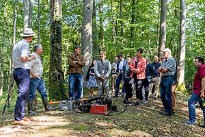 Ministerin Razavi (Mitte) beim Besuch der keltischen Viereckschanze Gerichtstetten bei Hardheim