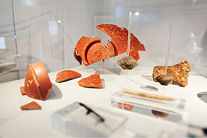 Römische Reliefschale, 2. Jh. n. Chr., mit Jagdszenen. © Archäologisches Museum Colombischlössle - Städtische Museen Freiburg. Foto: Axel Killian.