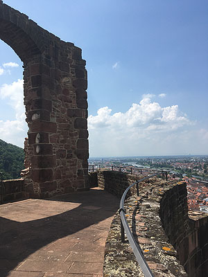 Attraktiver Standort: Auf der Mauerkrone des Dicken Turms mit Blick bis zu den Bergen des Pfälzer Walds