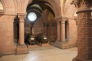 Grabkapelle Karlsruhe, Gruft mit Sarkophagen