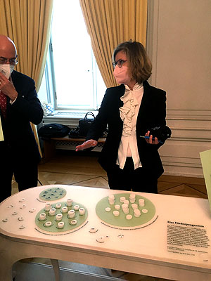 Konservatorin Dr. Uta Coburger bei der Vorstellung der Musikpräsentation und der Veranschaulichung der Gehälter der Hofmusiker.