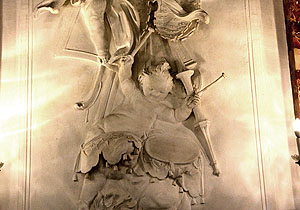Schloss Mannheim, Paukeschlagender Putto. Pilasterrelief im Rittersaal