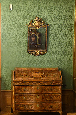 Neues Schloss Meersburg: Der Feuchtmayer-Spiegel im fürstbischöflichen Schlafzimmer.