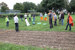 Der Landschaftsökologe Holger Loritz (2. v. li.) erläutert das Prinzip der Wiesenaufwertung anhand des vorbereiteten Aufwertungsstreifens an der Realschule am Salinensee in Bad Dürrheim.