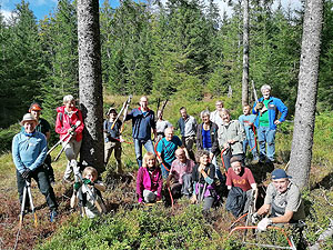 Zum wiederholten Mal waren freiwillige Helferinnen und Helfer im Einsatz, um im Rahmen des Projektes „Voluntourismus für die biologische Vielfalt“ neuen Lebensraum für das vom Aussterben bedrohte Auerhuhn zu schaffen.