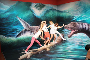 Kinder, dem Wassersaurier ausgeliefert. Bild: eli GmbH