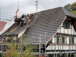 Dacharbeiten am „Ortenauhaus“: In der vergangenen Woche wurde das Dach des „Ortenauhauses“ durch das Team der Firma JaKo Baudenkmalpflege GmbH abgedeckt. In den kommenden Wochen erfolgt die Verpackung der einzelnen Wandelemente. Foto: Schwarzwälder Freilichtmuseum Vogtsbauernhof, Tamara Schwenk