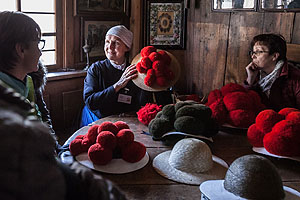 Beim Trachtentag am 19. September dürfen sich die Besucher des Freilichtmuseums Vogtsbauernhof auf Trachtenhandwerksvorführungen wie der Bollenhutmacherin, freuen. Foto: Schwarzwälder Freilichtmuseum Vogtsbauernhof, Hans-Jörg Haas