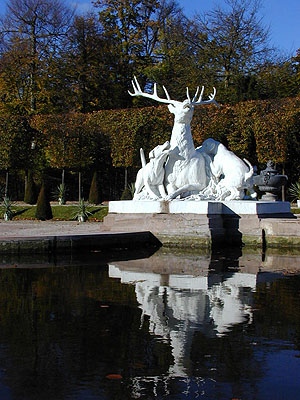 Schlossgarten Schwetzingen. Peter Anton von Veraschaffelt: Sterbender Hirsch aus der Hirschgruppe, nach 1760. Foto: kulturer.be