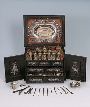 Kostbare Reiseapotheke, um 1640, mit silberner Aderlass-Schale im Deckel, um 1640