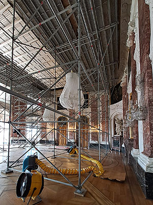 Schloss Mannheim, Rittersaal mit Gerüst für die Begutachtung des Deckengemäldes und Luftentfeuchtern zur Regulierung der Raumfeuchtigkeit. Foto: Sonja Menold, SSG