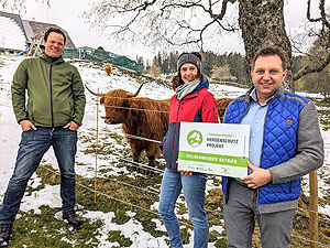 Herdenschutz Blasiwald Nachtpferch: Reinhold Götte nimmt mit seinem Betrieb am Herdenschutzprojekt teil. Simon Zimmermann (links) und Rebecca Müller (2. von links) stehen ihm beratend zur Seite. © Naturpark Südschwarzwald e. V.