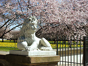 Schlossgarten Schwetzingen, Löwenskulptur vor Kirschgarten. Foto: kulturer.be