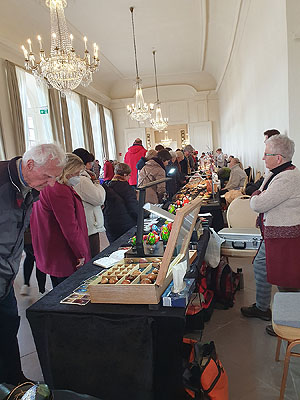 Schwetzingen, Besucher des Ostereiermarkts im Zirkelsaal 2023. Foto: Christa Treiber, SSG