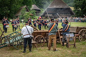 Brüder zur Freiheit: Szene aus der Revolution von 1848: Freischärler hinter der Barrikade gegen badische Truppen. Foto: Schwarzwälder Freilichtmuseum Vogtsbauernhof, Hans-Jörg Haas