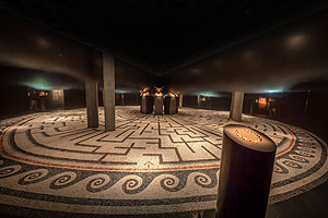 Labyrinth mit Minotaurusfiguren in der Mitte