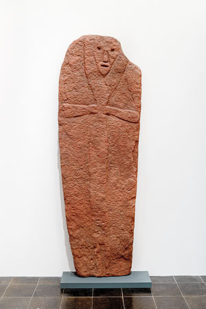 Grabplatte mit stilisiertem Kreuz aus Faha. (Museum für Vor- und Frühgeschichte, Saarbrücken)