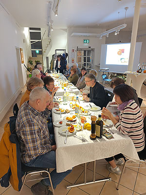 Die Gäste des Abends genießen die Vielfalt an Zitrusfrüchten.